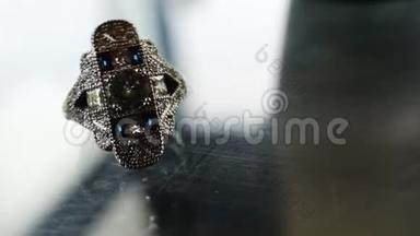 <strong>钻石戒指</strong>是一种豪华而昂贵的放在地上的结婚戒指